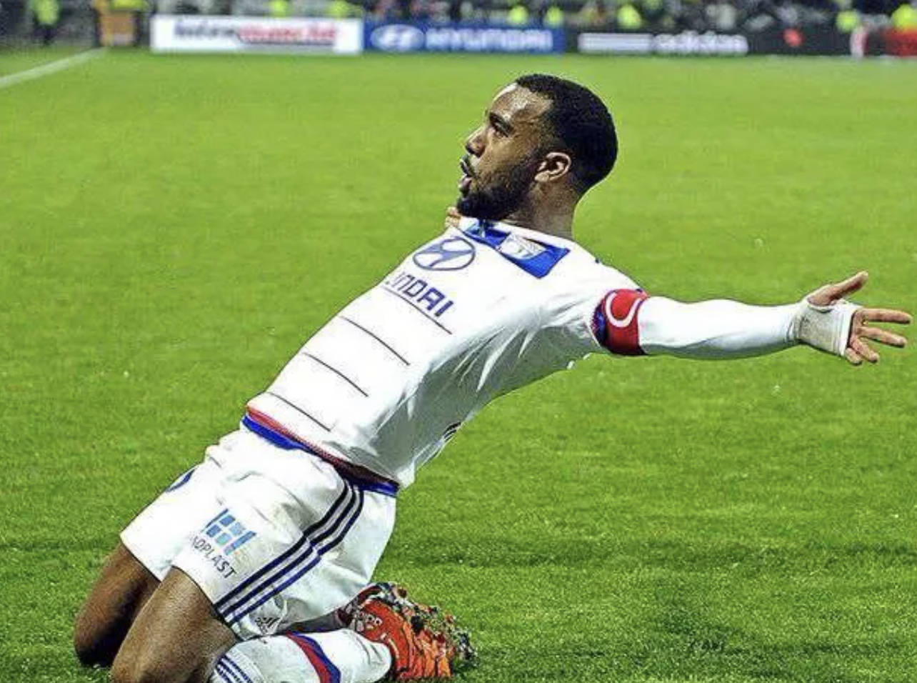 里昂客场大胜,法甲排名暂时上升至第一的简单介绍 里昂客场大胜,法甲排名暂时上升至第一的简单介绍