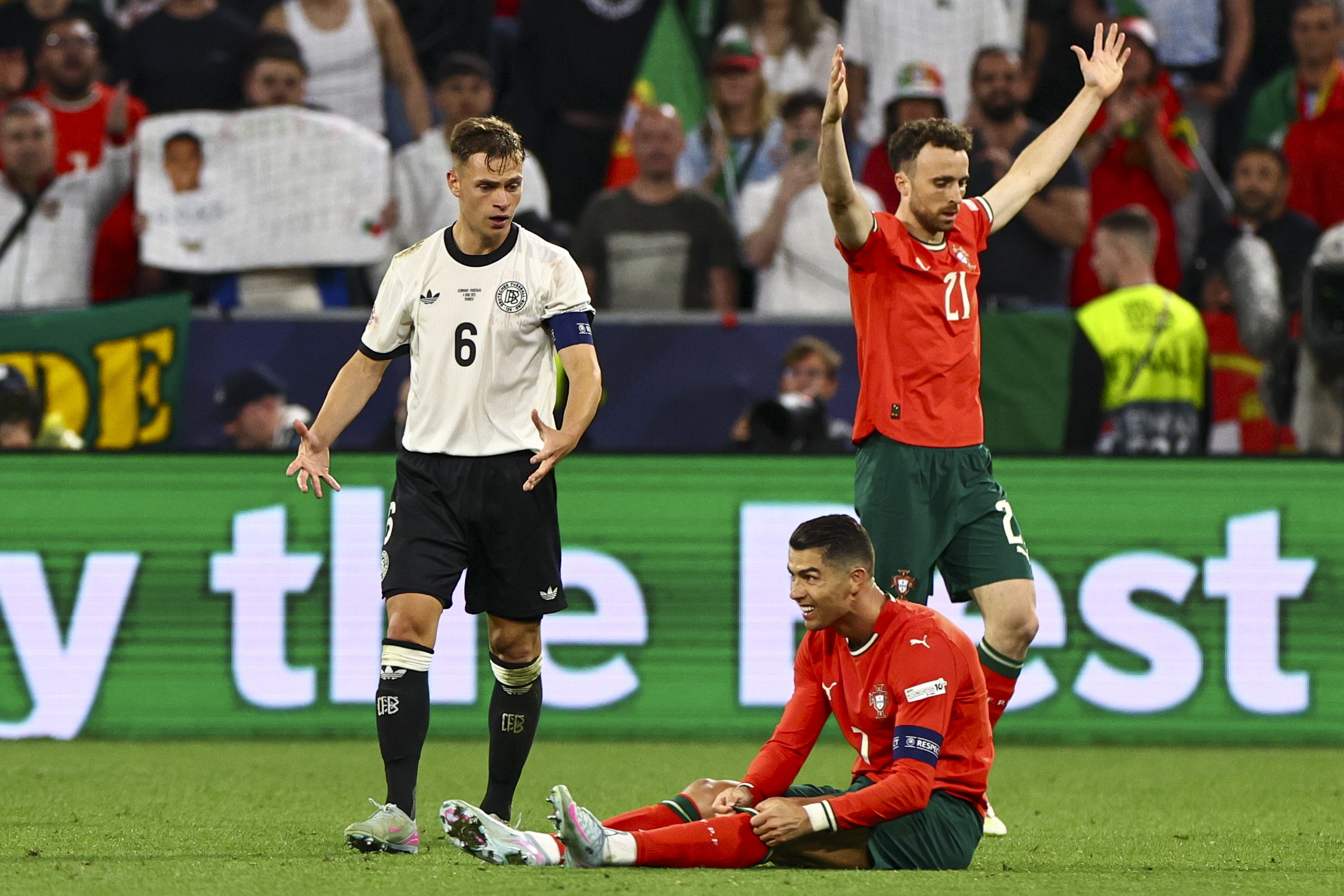 关于葡萄牙逆转英格兰,晋级欧预赛半决赛的信息 关于葡萄牙逆转英格兰,晋级欧预赛半决赛的信息