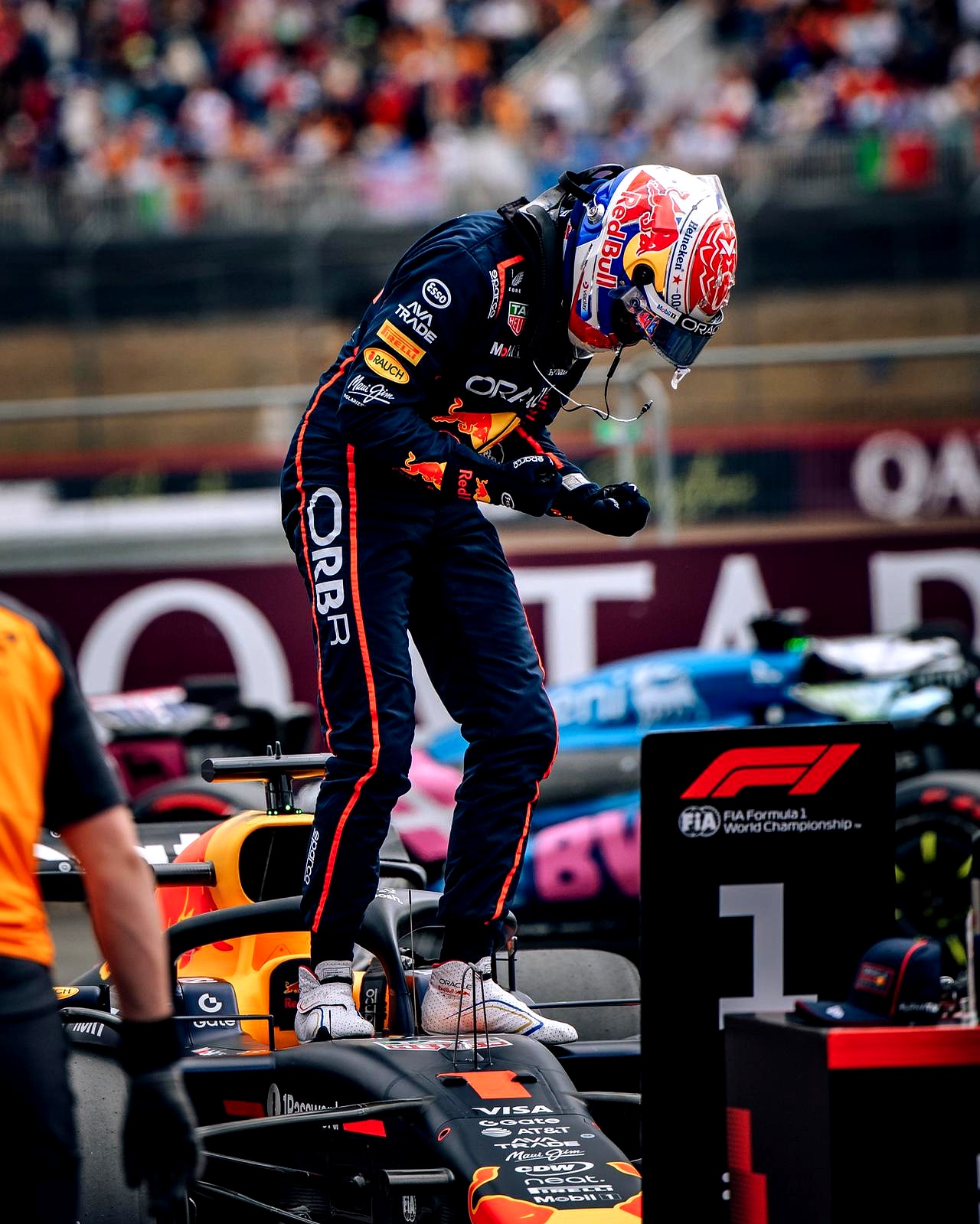 包含阿斯顿马丁横扫红牛车队，塞恩斯统治全场的词条