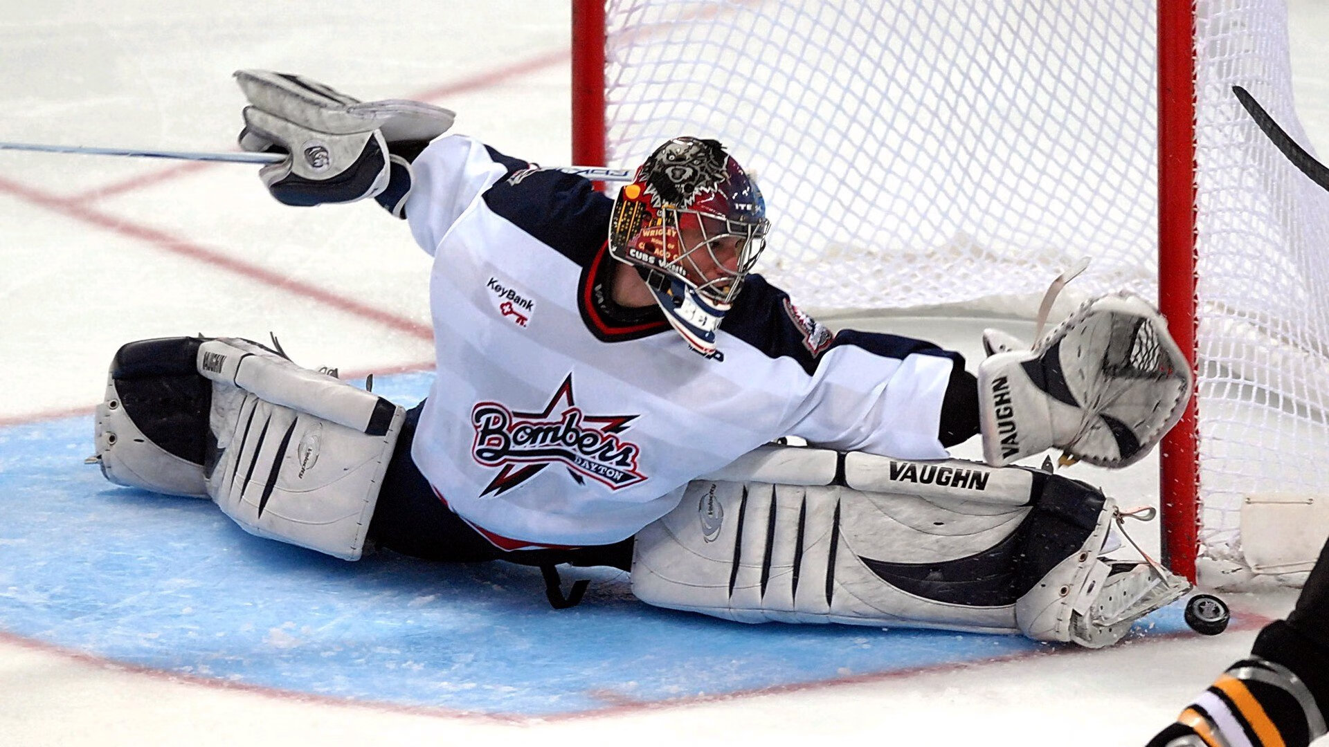 马刺封锁尼克斯，布克在NBA季后赛接管比赛